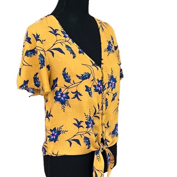 Urban Romantics tie front button front floral top size S, 100% rayon. - Picture 4 of 5